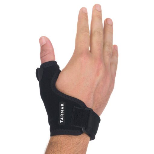 Spevňujúca bandáž palca Strong 700 uľahčuje návrat k športovej aktivite po vyvrtnutí alebo osteoartritíde palca.