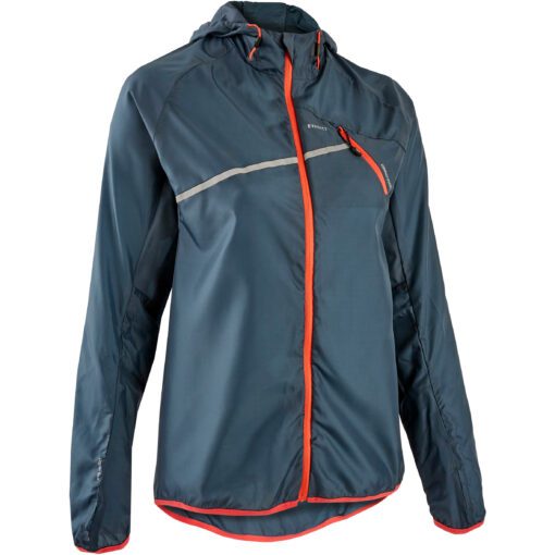 Táto vetruvzdorná bunda vás ochráni pred vetrom a veľmi jemným dažďom počas trailového behu na krátke aj dlhé vzdialenosti (tréningy alebo súťaže).Dámska vetruvzdorná bunda na trailový beh tmavosivá