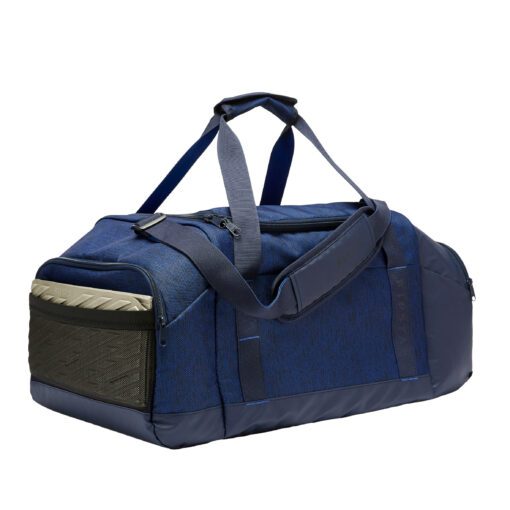Športová taška Academic je určená na pohodlný prenos športových vecí. Má pevné a vodoodpudivé dno a praktické vrecká.