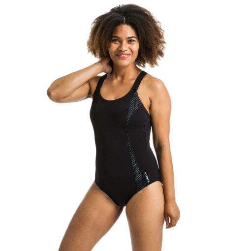 Náš návrhársky tím vytvoril tieto jednodielne plavky pre všetky ženy trénujúce dynamický aquafitness.