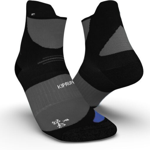 Naše návrhárske tímy vyvinuli tieto bežecké ponožky na lepšie držanie členka počas behu.Bežecké ponožky Run900 Strap hrubé čierno-modré