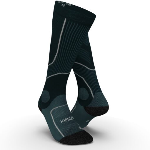 Náš vývojový tím vytvoril tieto bežecké kompresné ponožky na zlepšenie vašej výkonnosti pri behu.Bežecké ponožky Run900 kompresné sivomodré