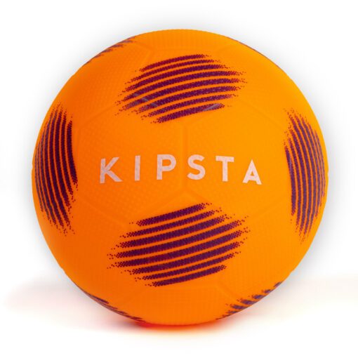 Naši futbaloví návrhári vyvinuli loptu Sunny 300 pre najmenších hráčov