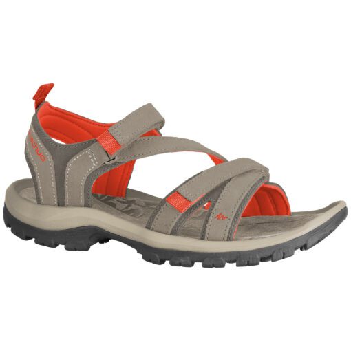 Naši návrhári navrhli tieto kožené sandále na príležitostné prechádzky po prírodných chodníkoch v teplom a suchom počasí.