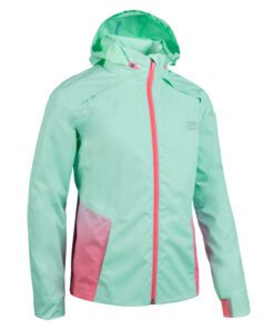 Táto vetruvzdorná bunda na beh je ideálna pre vaše dieťa na športovanie. Dážď ani vietor nezabránia vášmu dieťaťu