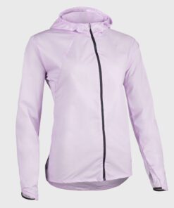 Táto univerzálna vetruvzdorná bunda vás ochráni pred vetrom a chladom počas trailového behu na krátke aj dlhé vzdialenosti (tréningy alebo súťaže).Dámska bežecká vetruvzdorná bunda fialová
