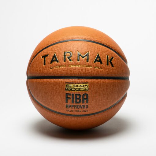 Basketbalová lopta oficiálnej veľkosti 7 vhodná pre mužov od 13 rokov na basketbal vonku či vo vnútri. Schválila FIBA
