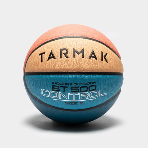 Basketbalová lopta veľkosti 6 určená pre hráčky od 11 rokov a hráčov od 11 do 12 rokov na basketbal vonku či vo vnútri.