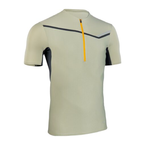 Priliehavé trailové tričko so zipsom je určené na trailový beh na krátke aj dlhé vzdialenosti (tréningy alebo súťaže).Pánske trailové tričko s krátkym rukávom a zipsom kaki
