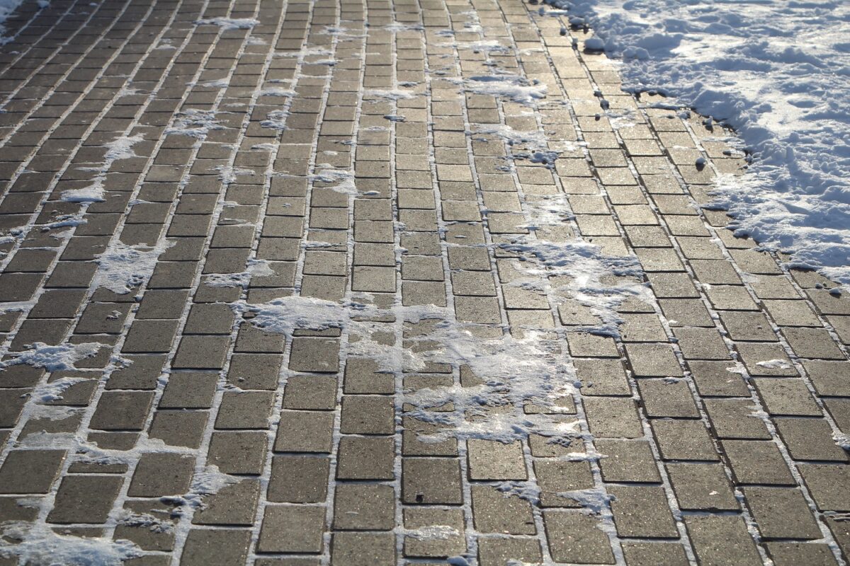 čistenie zámkovej dlažby