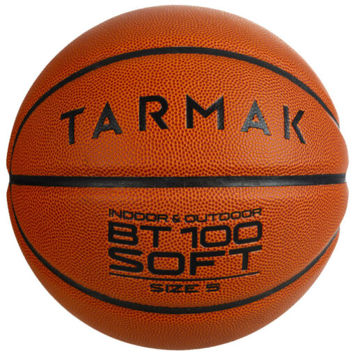 Basketbalová lopta oficiálnej veľkosti 5 pre dievčatá a chlapcov od 7 do 10 rokov. Plášť z penového plastu ponúka dobrý kontakt s loptou a dobrú odolnosť.