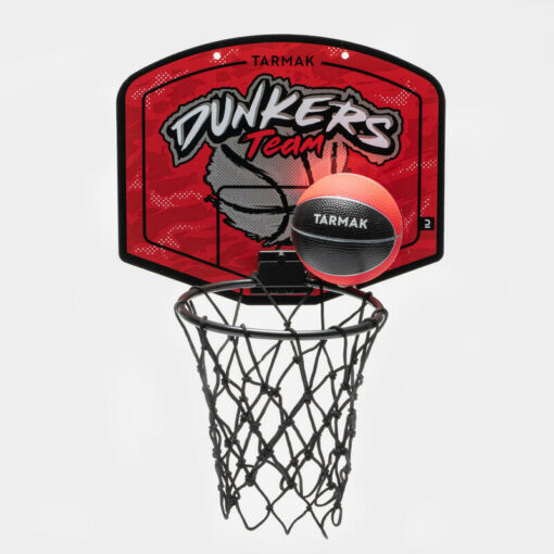 Tento mini basketbalový kôš sa upevňuje jednoducho o stenu pomocou lepiacej pásky alebo 2 dier (na skrutku alebo úchytku). Malá plastová lopta v balení!