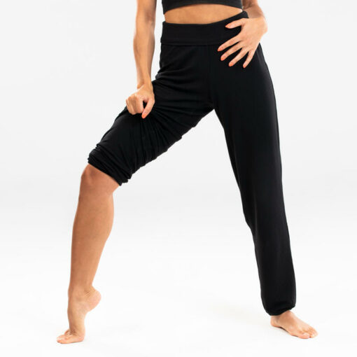 Chcete tancovať s ľahkosťou? Vďaka ľahkému a pružnému materiálu z modalu budú tieto nohavice sprevádzať každý váš pohyb. Pomocou nastaviteľného pásu si nohavice prispôsobte podľa seba.