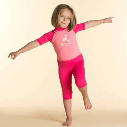 Kombinéza s UV ochranou z recyklovaného materiálu ochráni vaše dieťa pred UV žiarením aj vo vode a vďaka patentkám na zadnej strane krku a v rozkroku sa jednoducho oblieka.