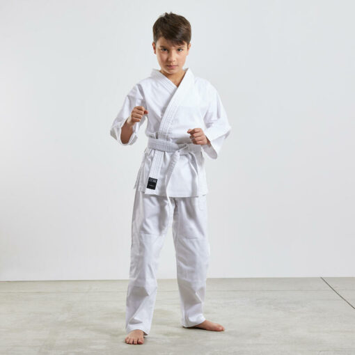 Začína vaše dieťa cvičiť džudo? Toto pružné a odolné kimono so zosilnenými zónami vystavenými ťahu a s bielym opaskom mu umožní naučiť sa základy tohto športu vo výborných podmienkach.