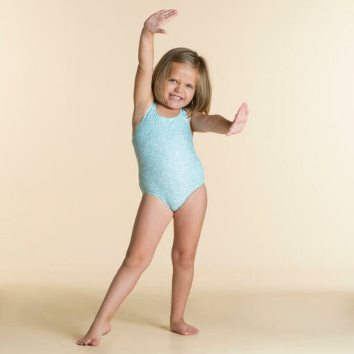 Jednodielne plavky s potlačou so širokými ramienkami a mašľou na chrbte. Plavky možno pri deťoch do 24 mesiacov vďaka patentkám v rozkroku tiež obliekať zhora.