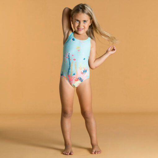 Jednodielne plavky s potlačou so širokými ramienkami a mašľou na chrbte. Plavky možno pri deťoch do 24 mesiacov vďaka patentkám v rozkroku tiež obliekať zhora.