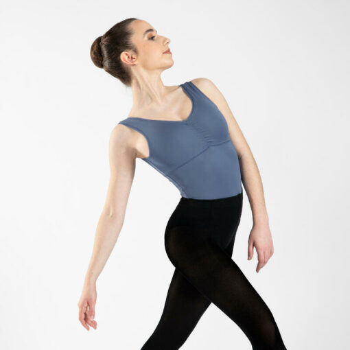 Ideálny trikot so širokými ramienkami pre baletky všetkých úrovní. Má zavinovací efekt na chrbte a riasenie v prednej časti