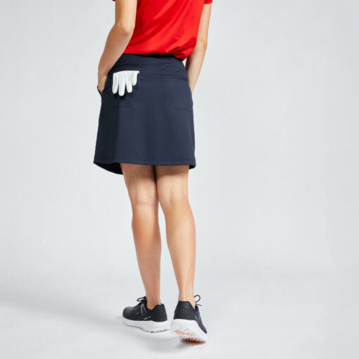 Sukňa WW500 bola navrhnutá špeciálne pre golfistky a kombinuje štýlový strih s veľkým pohodlím pri hre vďaka polyesterovému materiálu do teplého počasia.