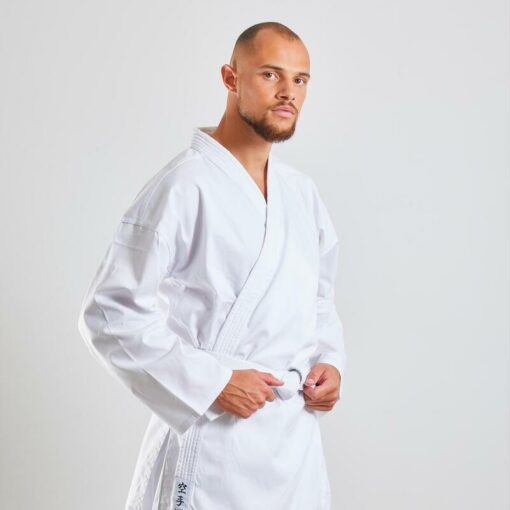 Začínate s karate? S týmto ľahkým a priliehavým kimonom si ľahko osvojíte techniky karate. So svojim európskym strihom sa prispôsobí všetkým štýlom karate