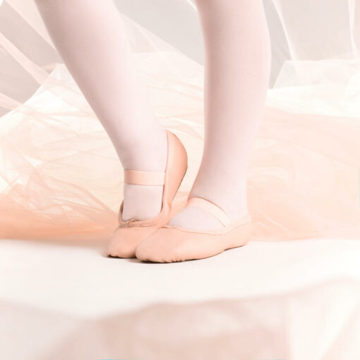 Hľadáte odolné piškóty na balet? Kožené piškóty s plnou podrážkou vám zaistia stabilitu chodidla. Výhoda: gumičky sú všité v piškótach.