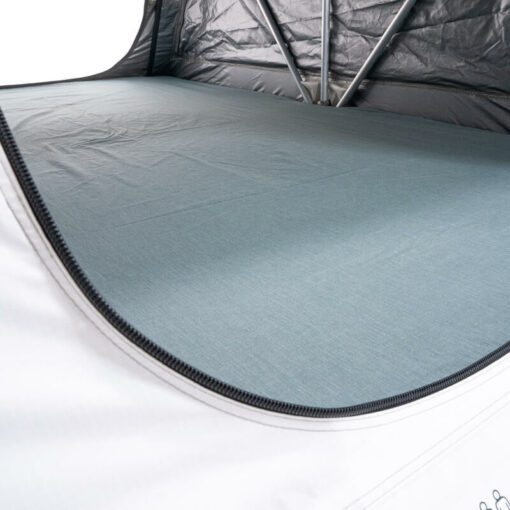 Doprajte si pocit pohodlia vo vašej posteli vďaka tejto napínacej plachte z polyesteru a organickej bavlny. Môže sa prať v práčke a umožní vám udržať váš matrac dlhodobo čistý.