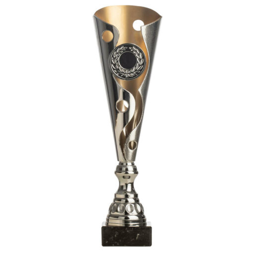 Tento strieborno-zlatý pohár vás bude sprevádzať pri oslavovaní vašich víťazstiev. Pohár sa dá upraviť pomocou štítku alebo emblémom určitého športu.