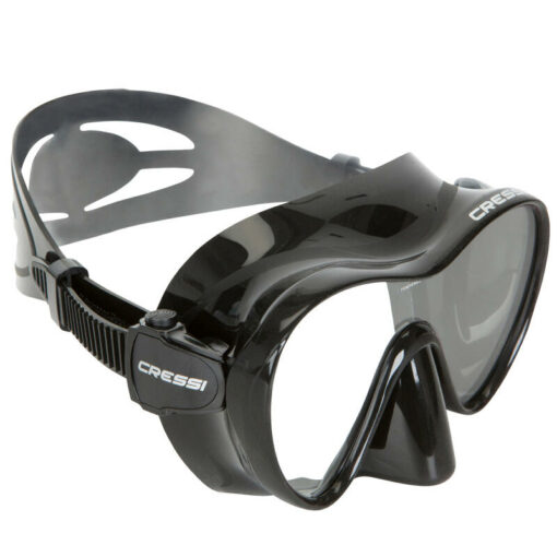 Potápačská maska F1 Cressi bez rámu skvele tesní vďaka silikónovému lemu. Vďaka nízkej hmotnosti a objemu je vypúšťanie vody omnoho jednoduchšie!