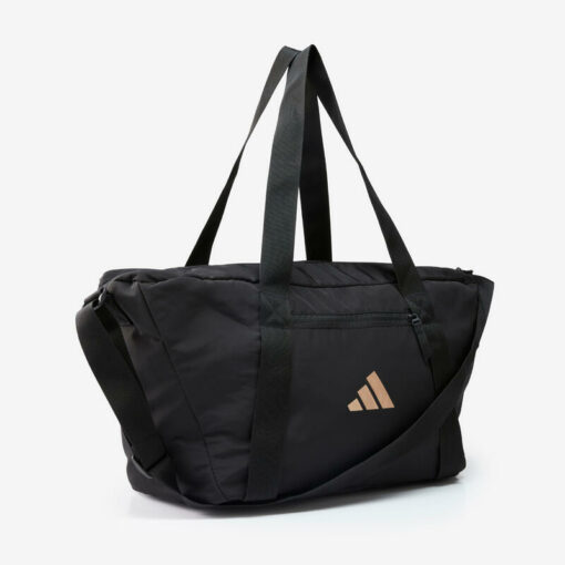 Táto viacúčelová taška je praktická na športové tréningy a je štýlová.