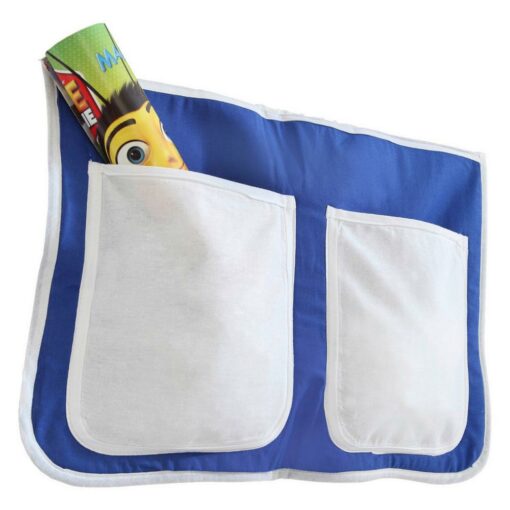 Tento tovar je k dispozícii IBA ONLINE. Táto látková taška dopĺňa detskú poschodovú posteľ o praktickú možnosť úložného priestoru. Je vyrobená zo 100 % bavlny v sýtomodrej a bielej farbe. Má dve vrecká a ľahko sa pripevňuje na zábradlie postele pomocou suchého zipsu. Vaše deti tak môžu mať časopisy