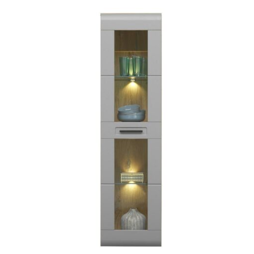 Závesná vitrína AURIS od značky LUCA BESSONI je estetickým pútačom v obývacej izbe